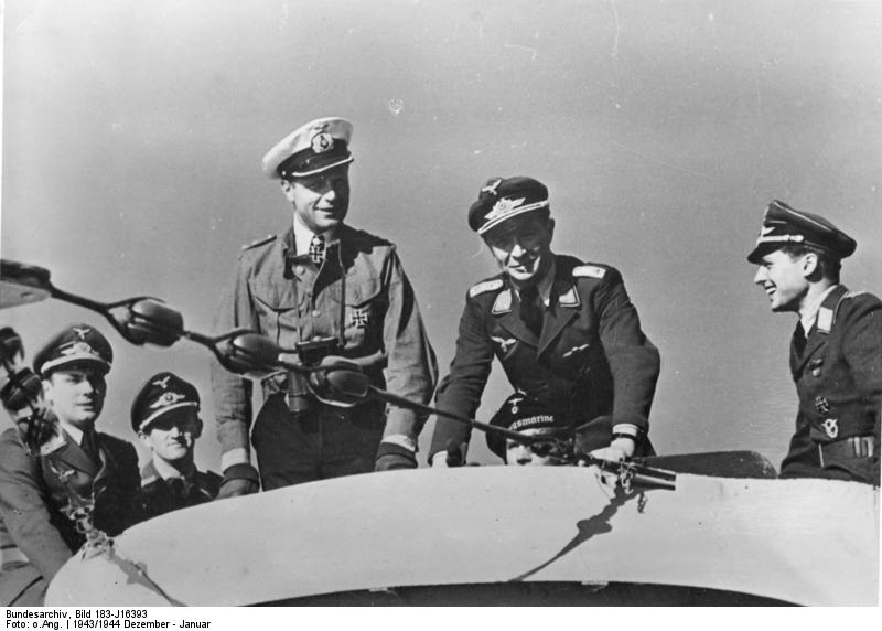 Werner Henke und Piloten an Bord eines U-Bootes