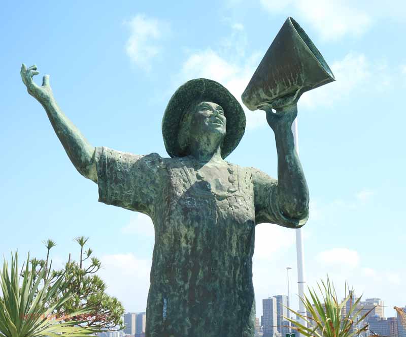 durban-harbour-lady-in-white-perla-siedle-gibson-monument-at-passenger-terminal-3