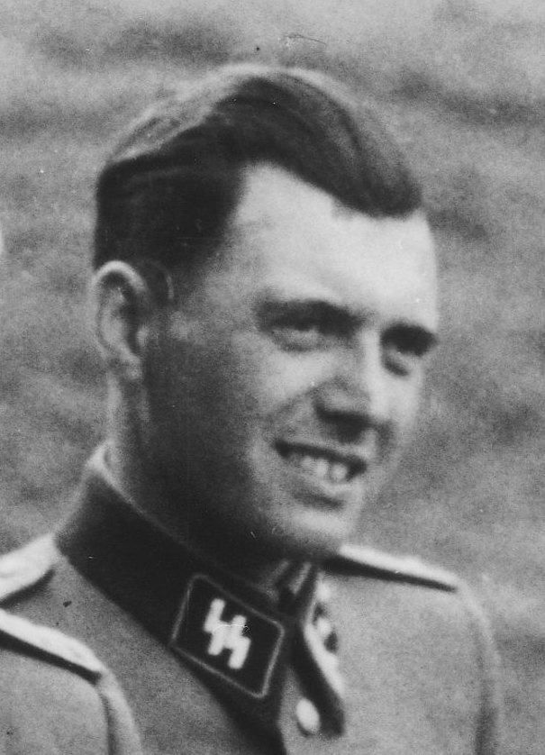 Josef_Mengele,_Auschwitz._Album_Höcker_(cropped)